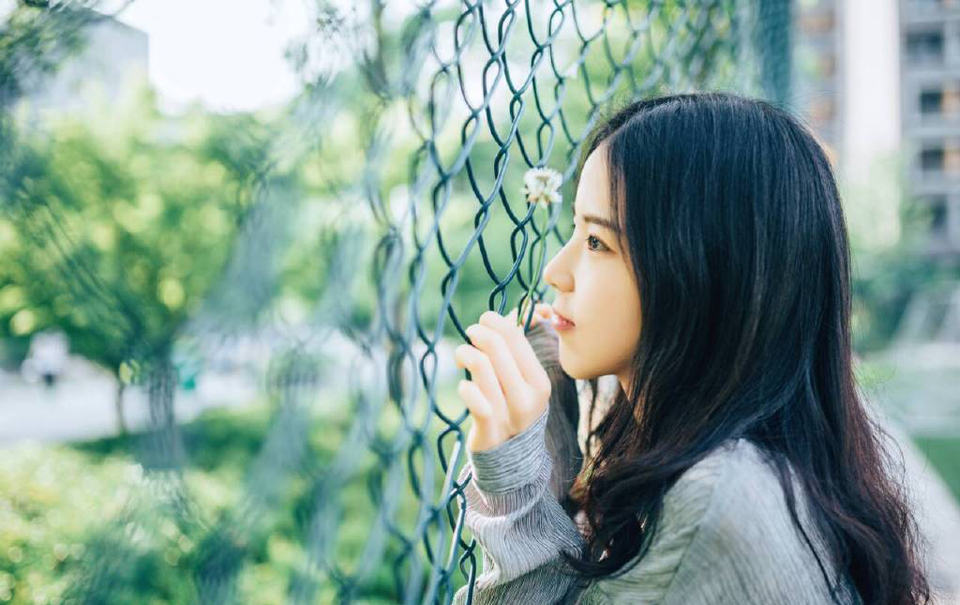 小乔没有回答，只是倔强的看向吕布。